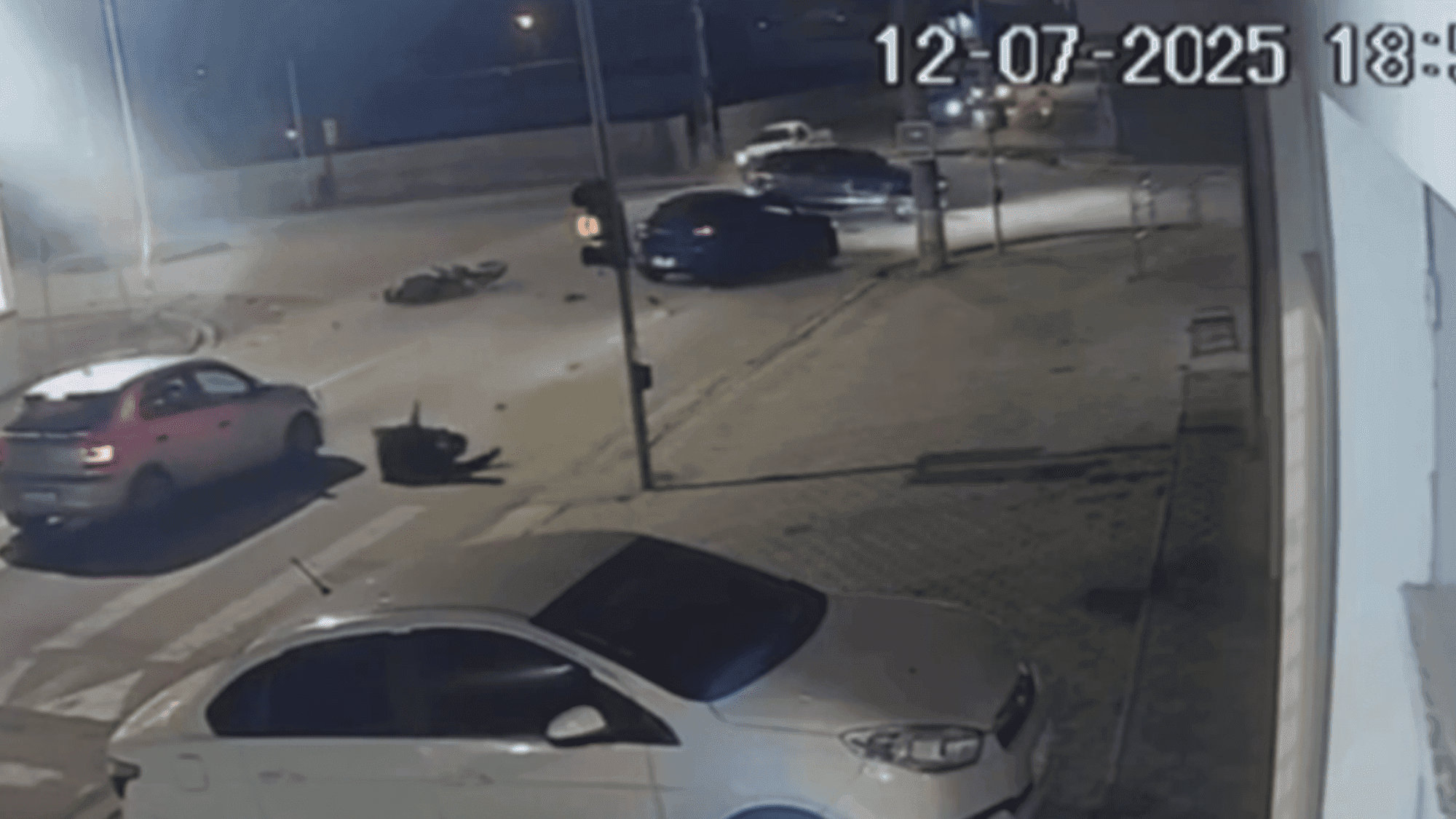 Motoboy fica ferido em acidente com dois carros em São João Batista