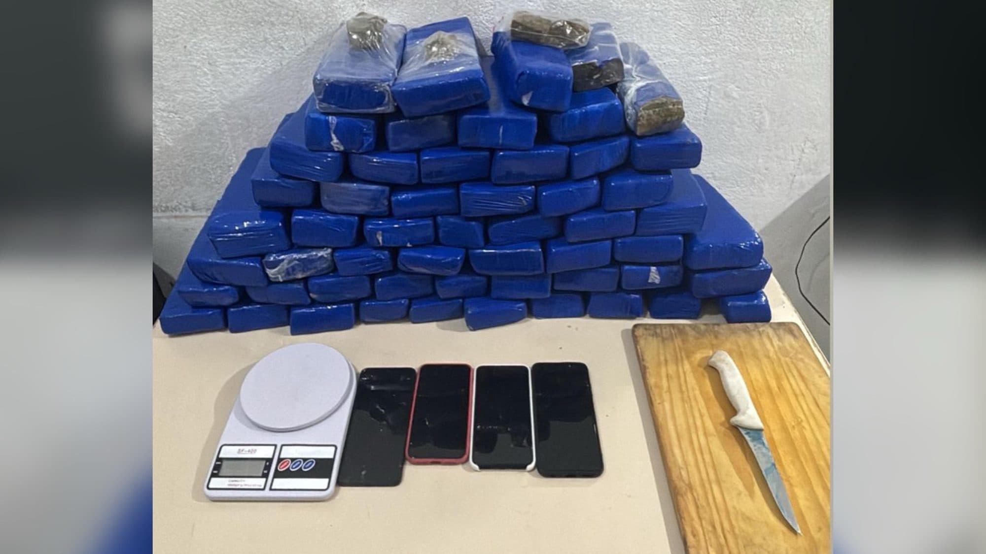 Casal é flagrado com “depósito” de maconha em casa e dupla é pega fugindo com droga na BR-101