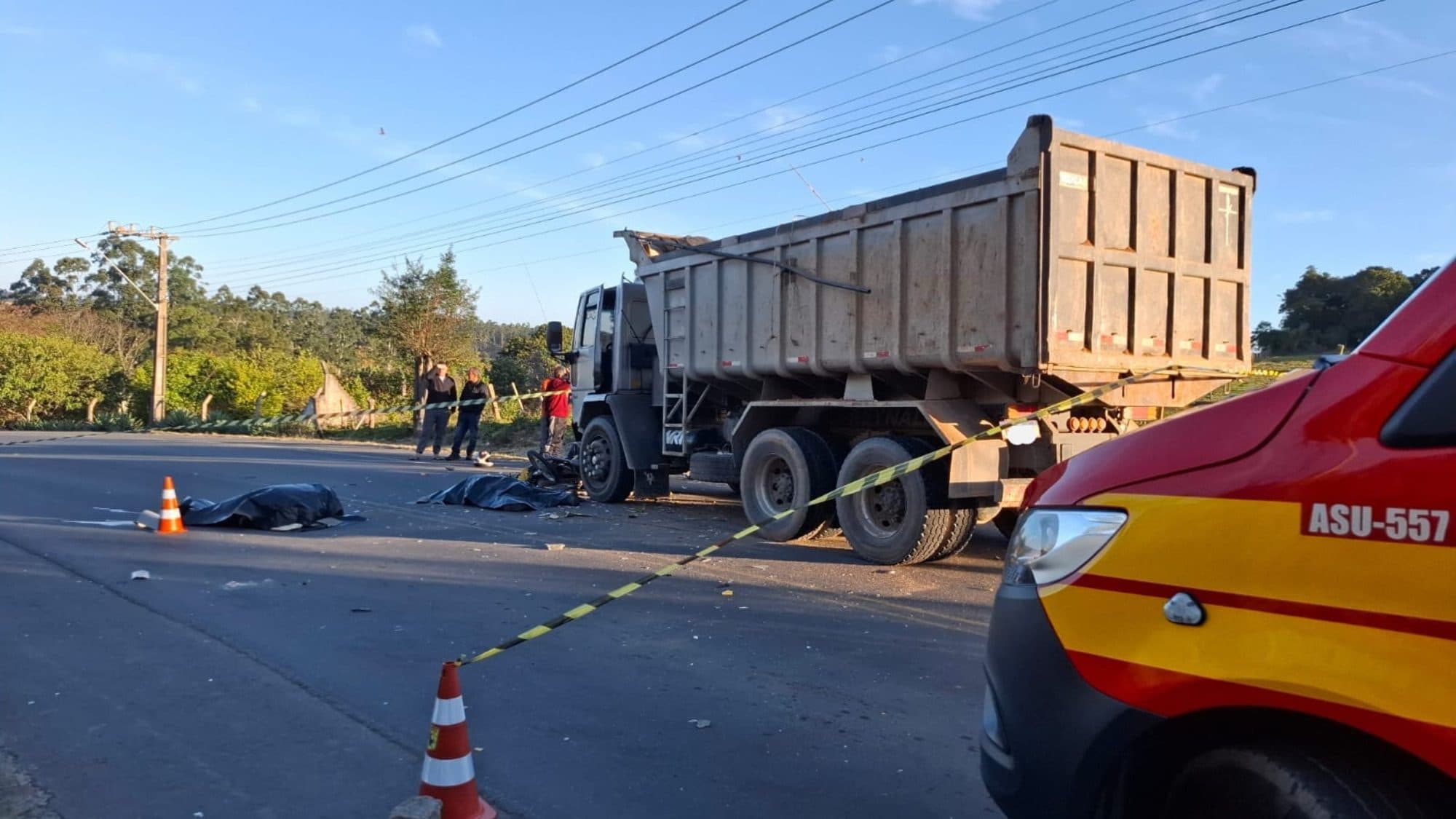 Mulher e adolescente morrem em colisão frontal entre moto e caminhão em SC