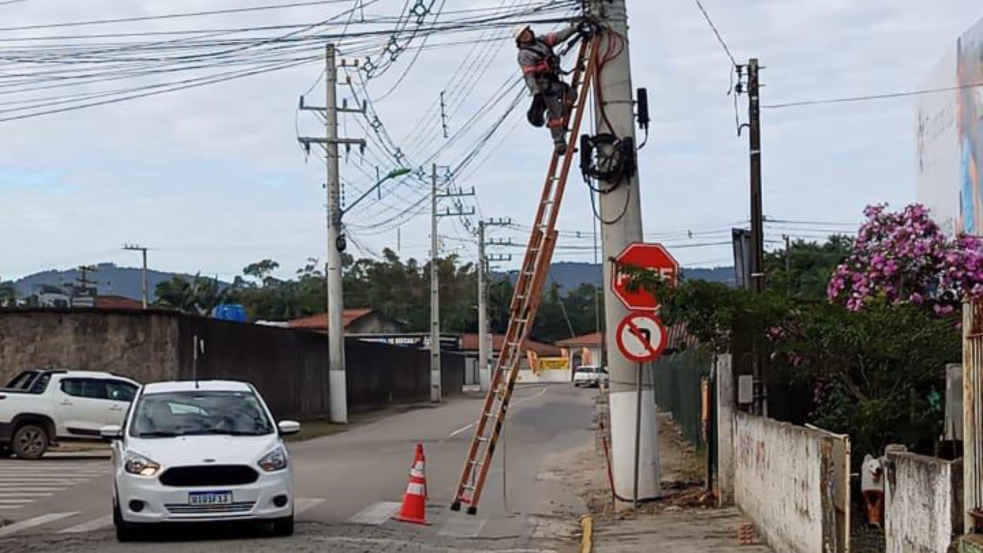 Prefeitura de Tijucas retoma mutirão para retirada de fios soltos dos postes