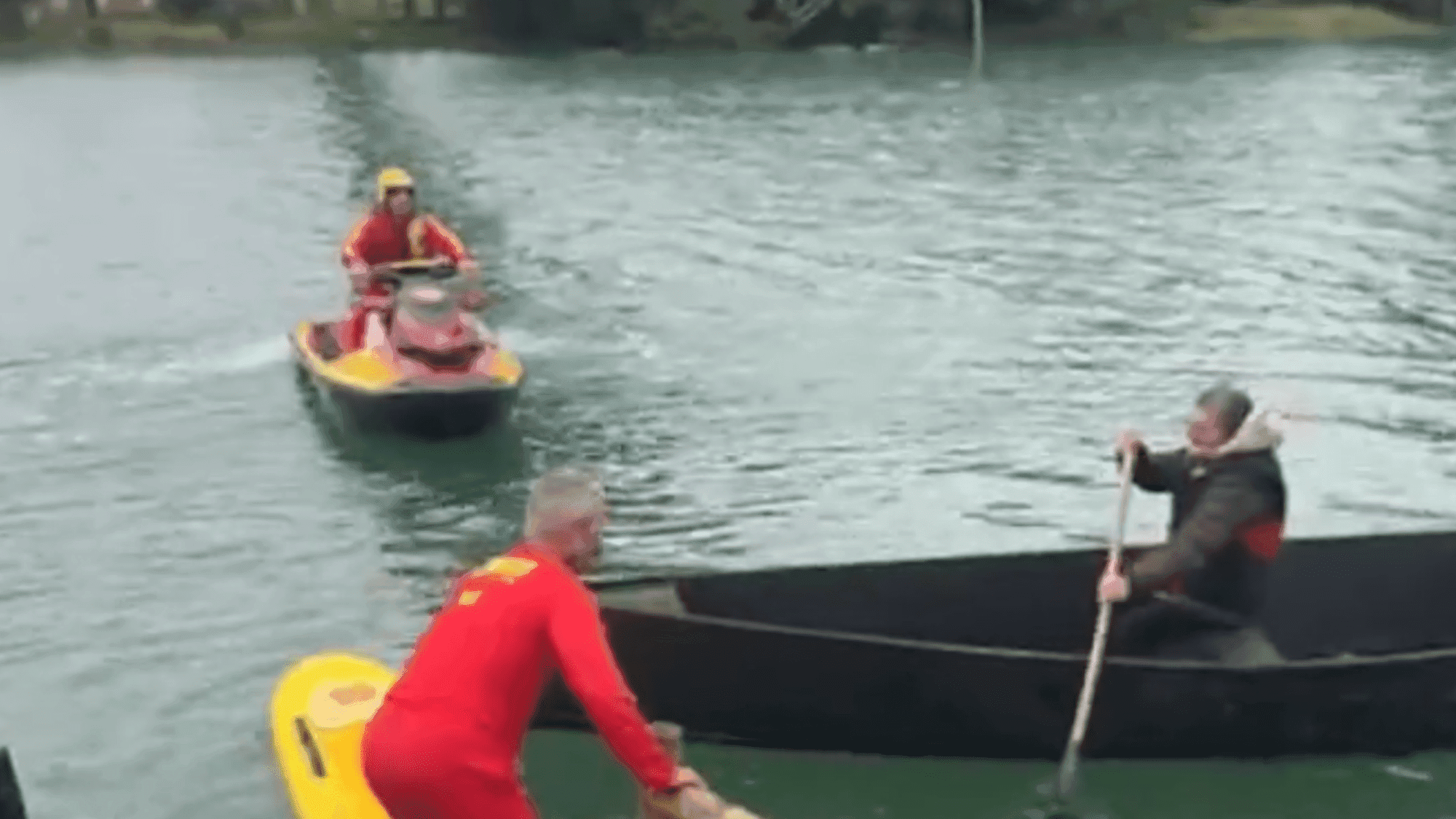 Idosa de 82 anos volta a cruzar rio em barco a remo 65 anos depois em SC