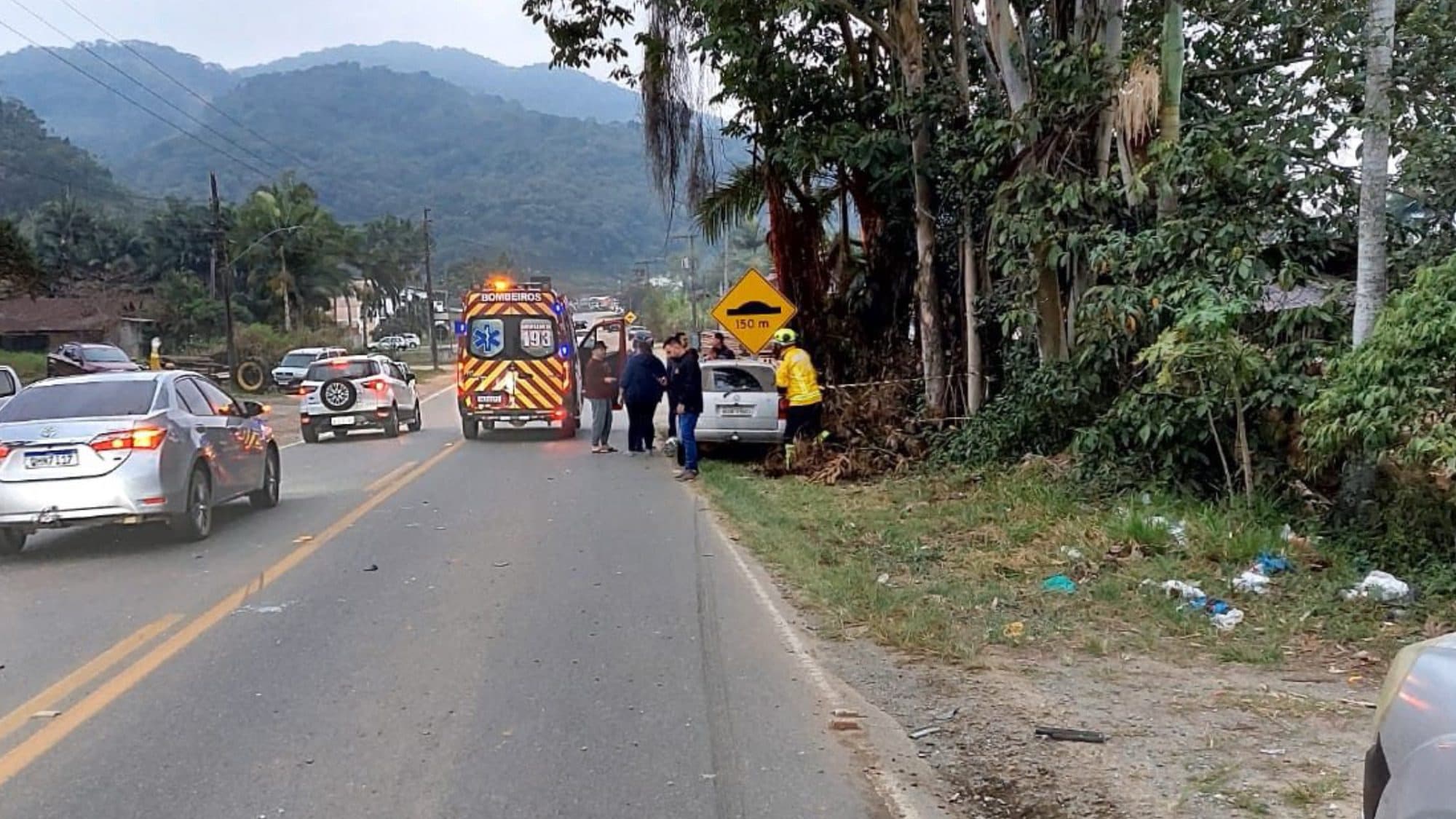 Motociclista morre após ser arremessado por 80 metros em acidente na SC-414