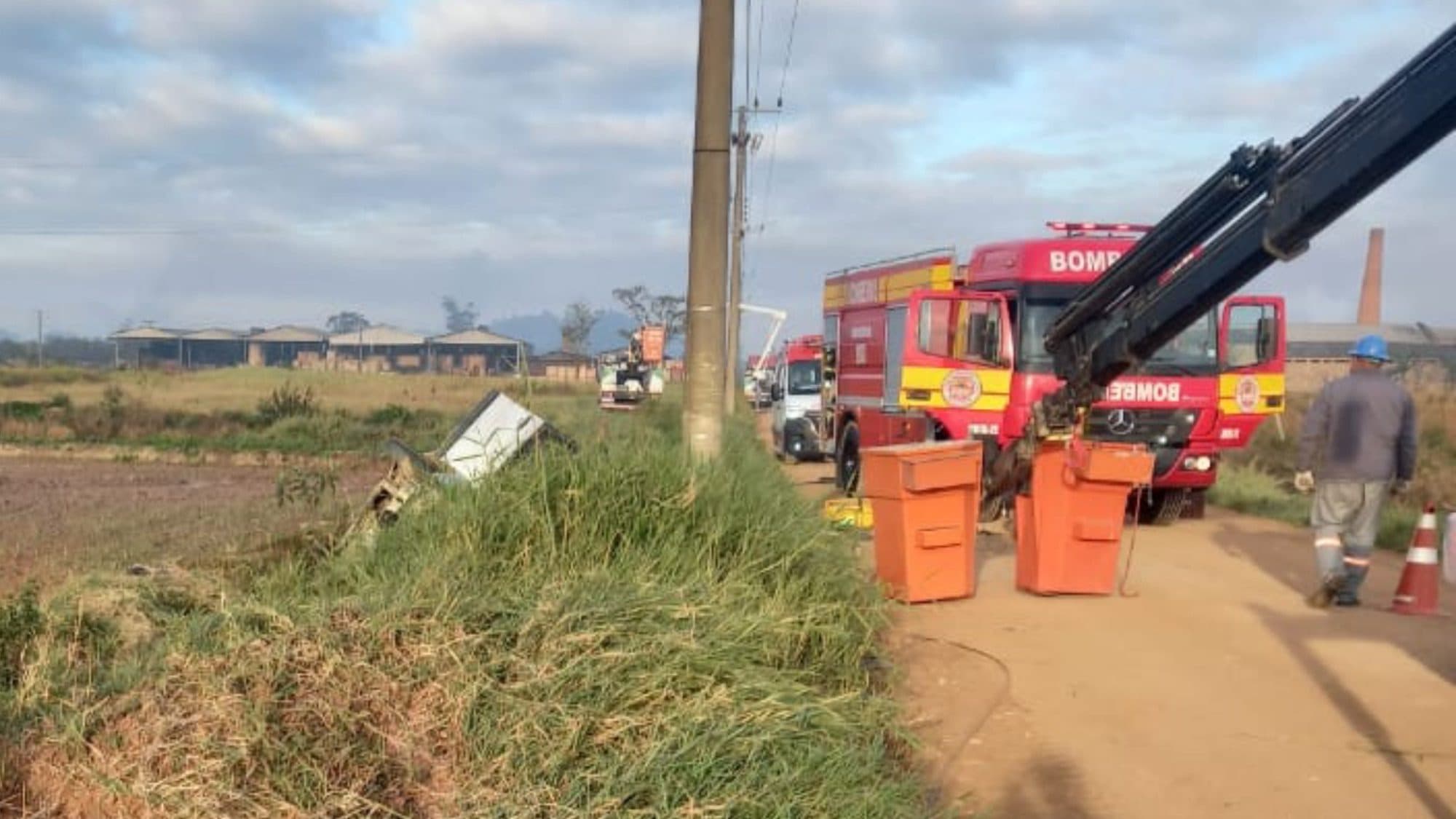  Jovem capota carro, cai em córrego e precisa de resgate urgente