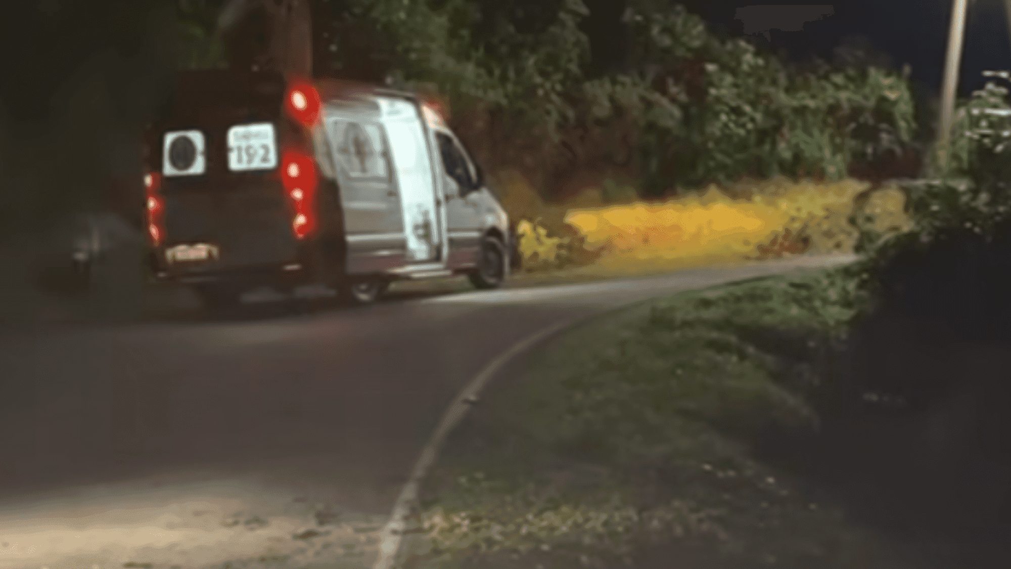 Carro com dois jovens despenca de 15 metros no Morro da Cruz em Nova Trento