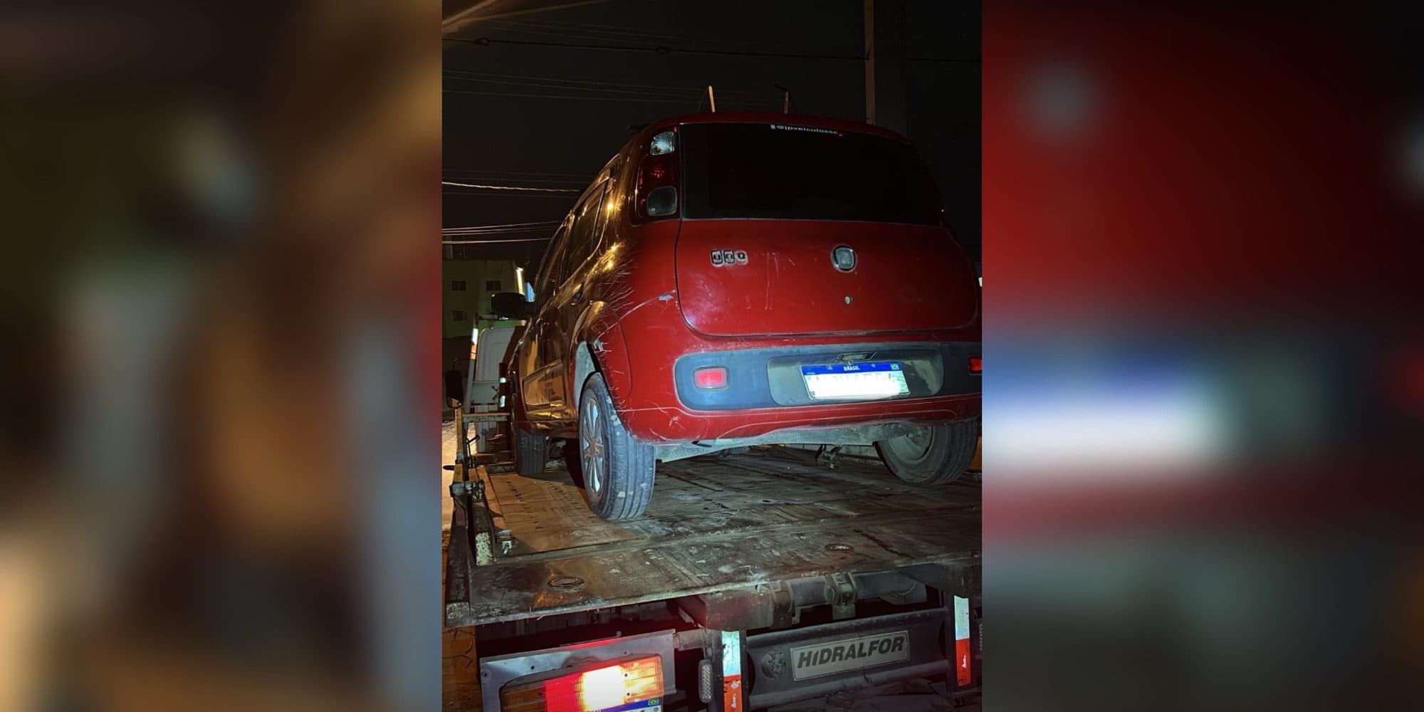 Carro furtado é achado abandonado e danificado em terreno nos fundos de galpão em Itapema