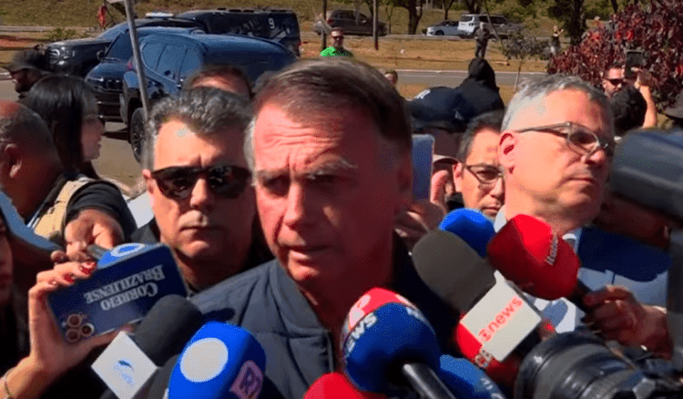 “Suprema humilhação”, desabafa Bolsonaro após colocar tornozeleira eletrônica