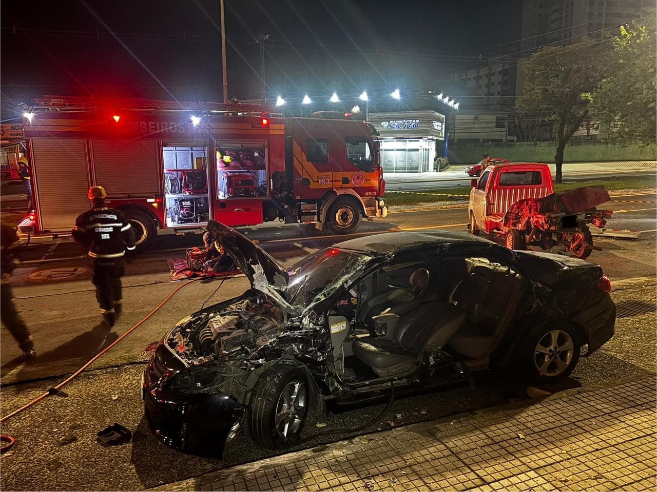 Motorista fica encarcerado após carro atingir quatro veículos em Criciúma