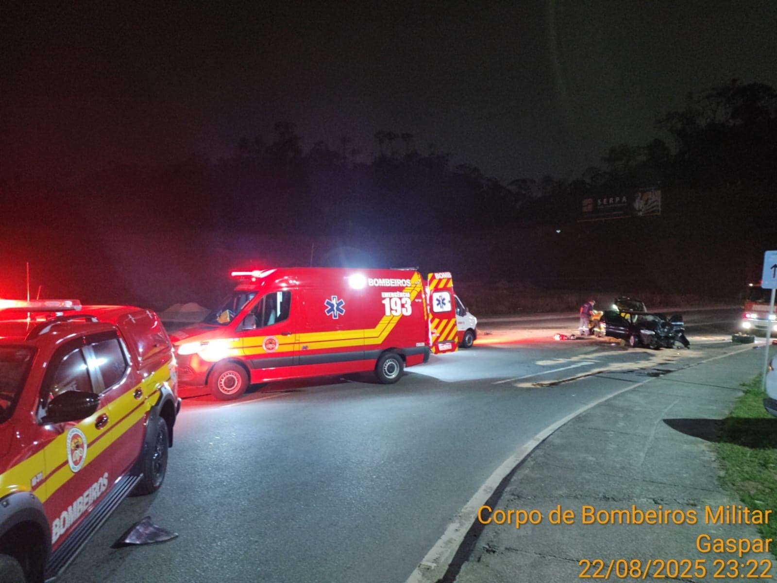Grávida de 16 anos fica ferida em acidente entre carro e carreta em Gaspar