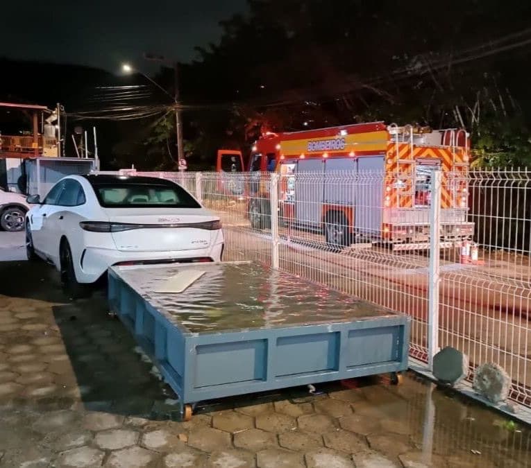 Bateria de carro elétrico pega fogo em concessionária e mobiliza bombeiros em Itajaí