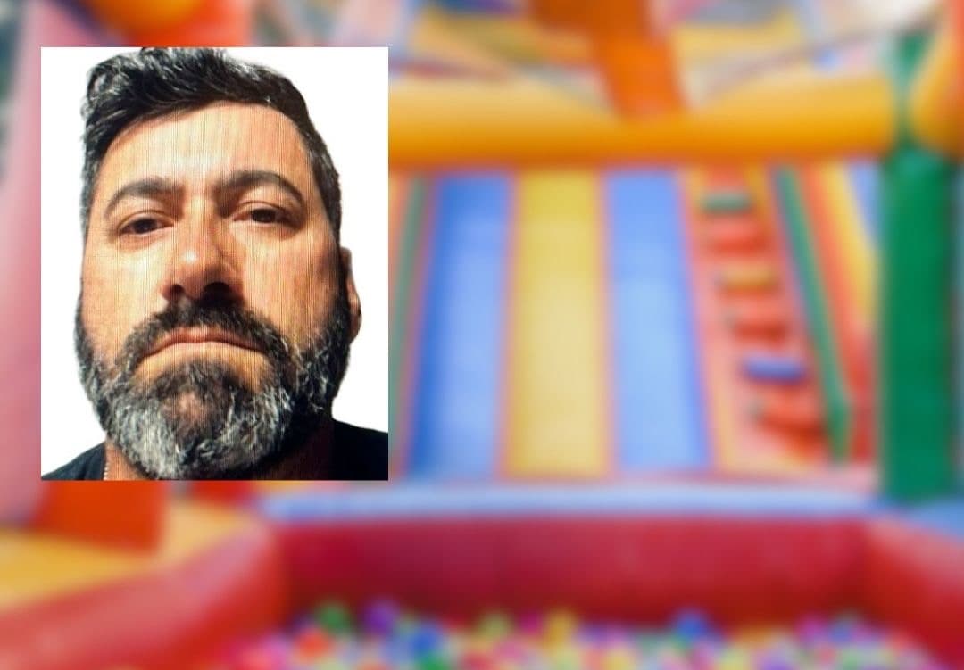 Pedófilo que alugava brinquedos para festas infantis em SC está foragido: “condenado a 46 anos de prisão”