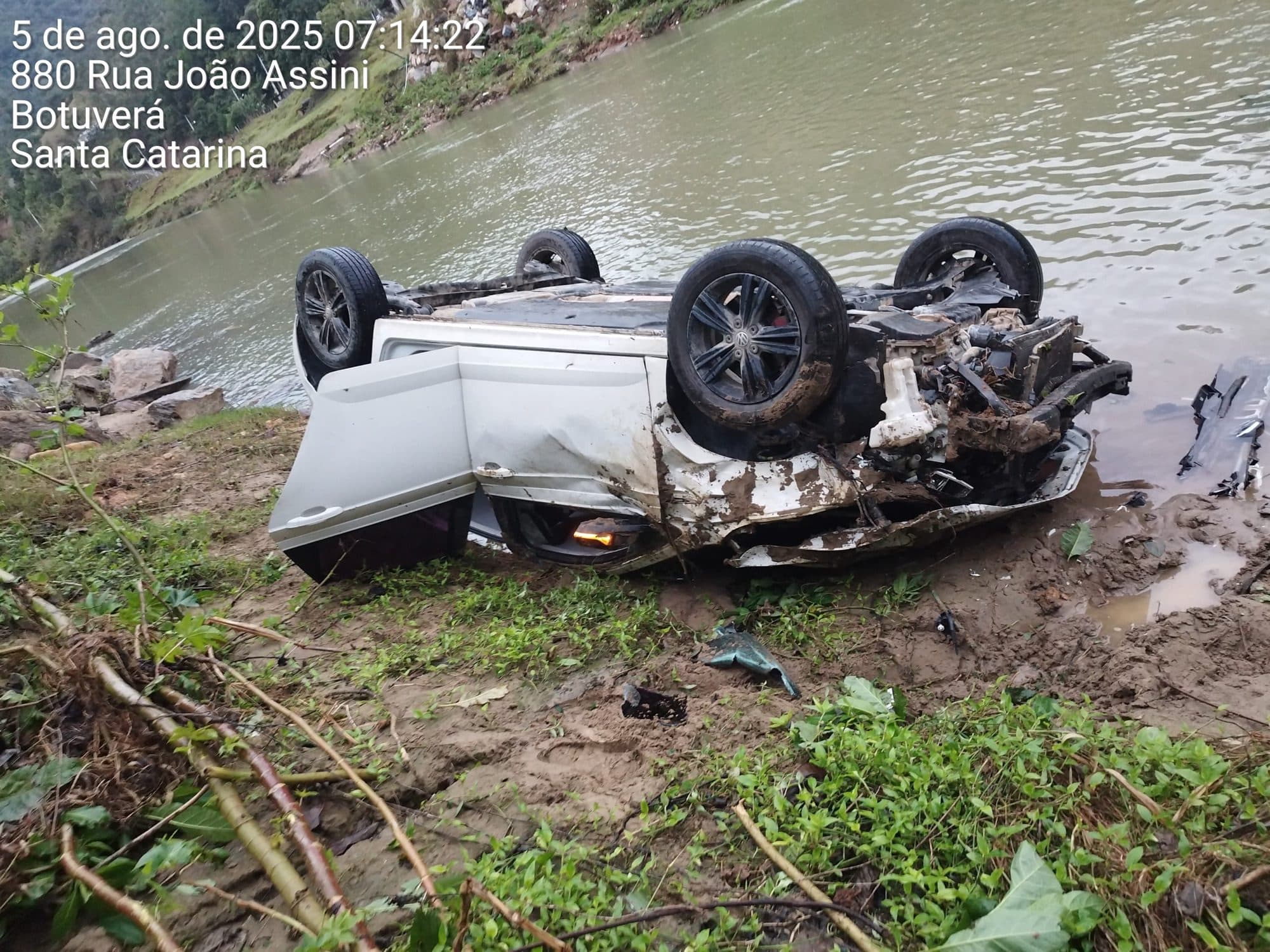 Carro capota às margens de rio em Botuverá e deixa mulher e criança feridas