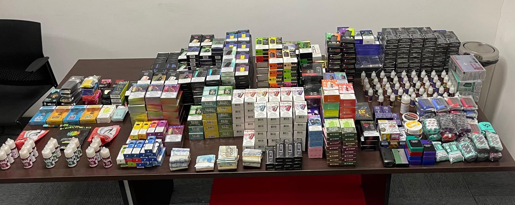 Duas mulheres são presas com mais de 700 cigarros eletrônicos e drogas em Itajaí