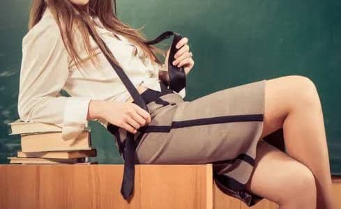 Professora de SC é investigada por se relacionar com três alunos adolescentes