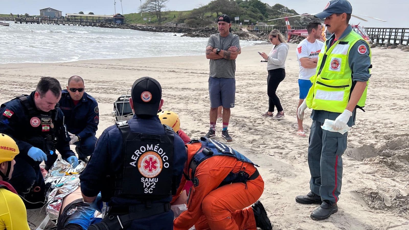 Jovem tem rosto esmagado por quilha de embarcação e mobiliza helicóptero Arcanjo em praia de Florianópolis