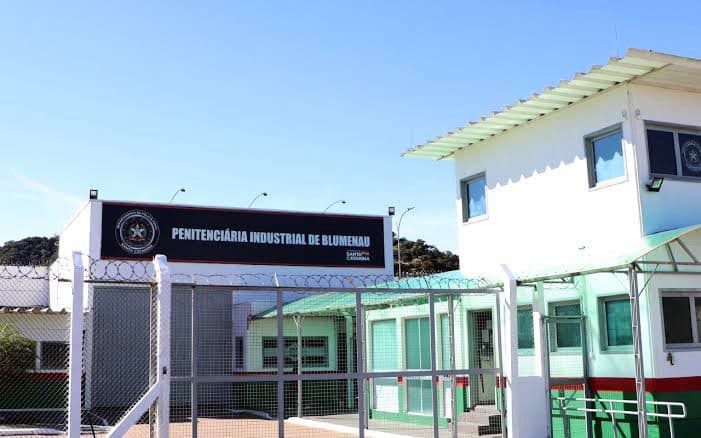 Jornal Razão cumpre decisão judicial e exclui reportagem sobre advogada em penitenciária de SC