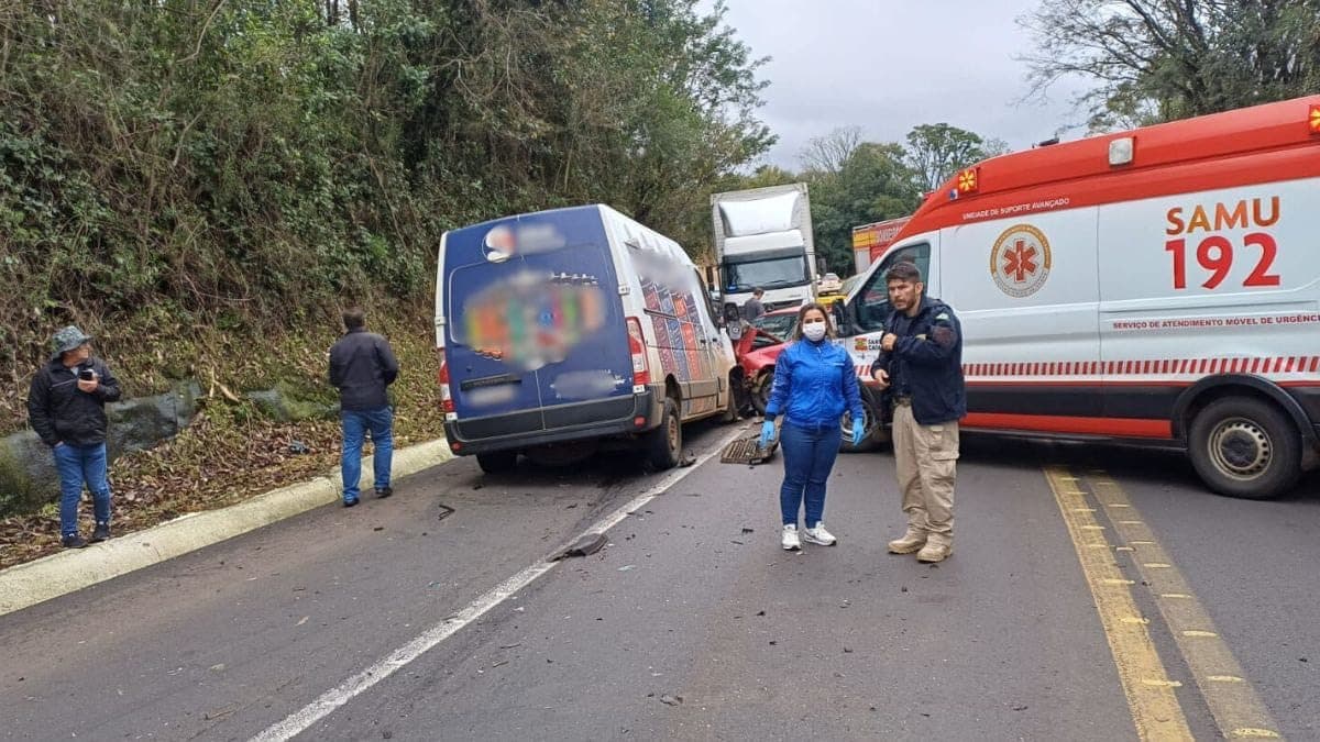Grave acidente com quatro veículos deixa feridos e uma pessoa morta na BR-282