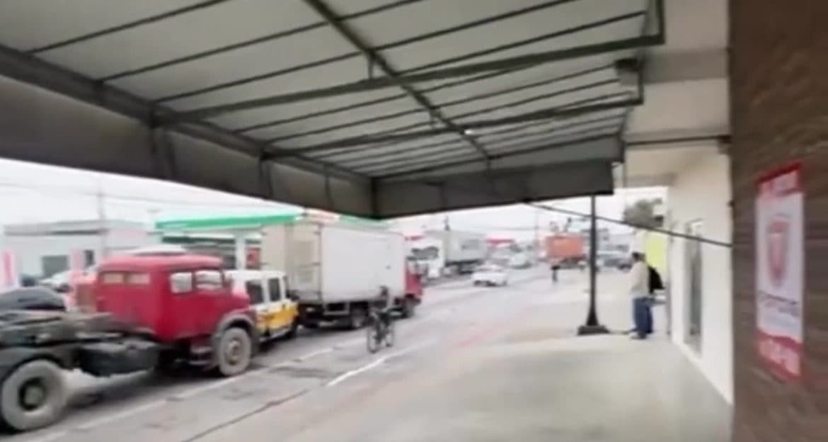 Caminhão desgovernado prensa van escolar lotada de crianças em Itajaí