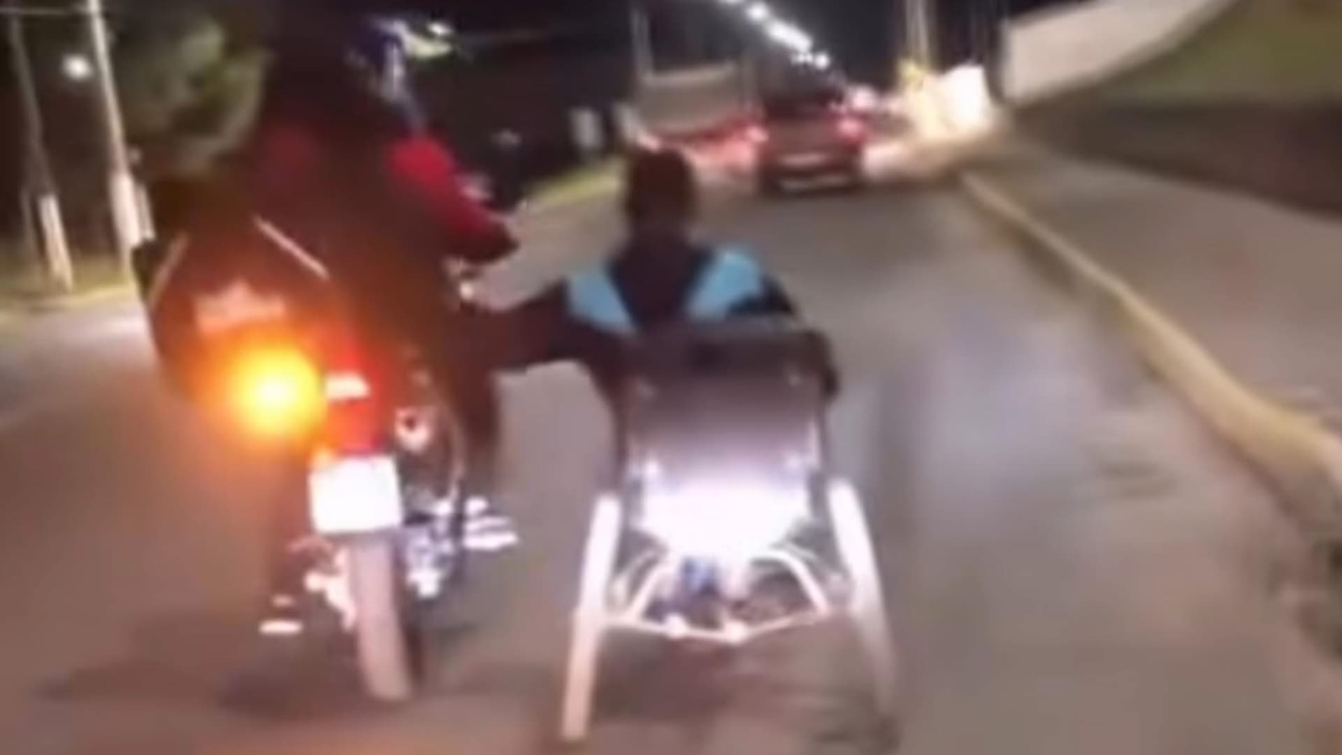 “Amor ao próximo”: Motoboy para trânsito e ajuda cadeirante em SC