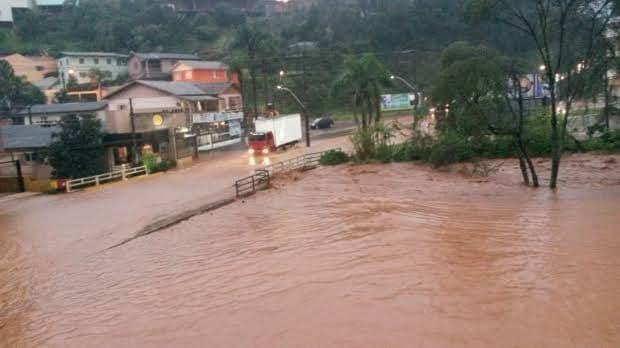 Chuva intensa coloca regiões de SC em alerta para alagamentos