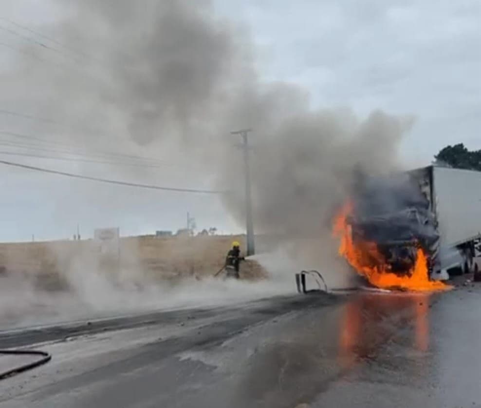 Caminhão pega fogo após grave acidente no interior catarinense