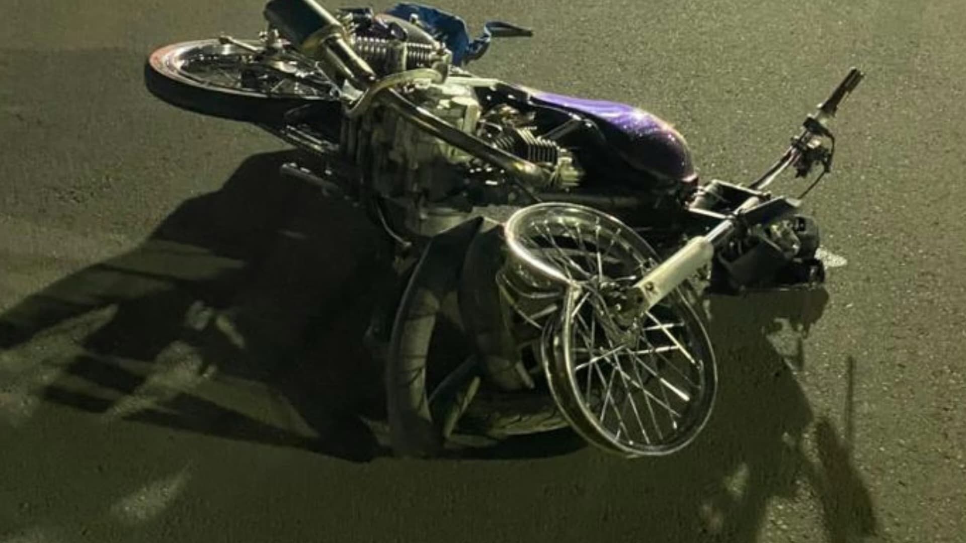 Adolescente morre e jovem fica ferido após fuga de moto da PM 
