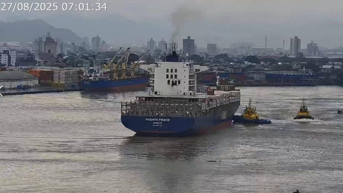 Navio se solta de cabos e mobiliza operação no porto de Itajaí