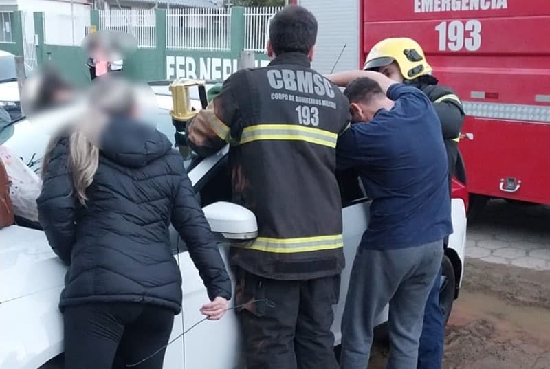Bombeiros resgatam menina de 3 anos após ficar trancada dentro de carro em SC