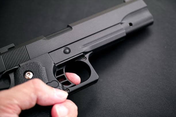 Homem saca arma falsa contra PM e acaba morto a tiros 
