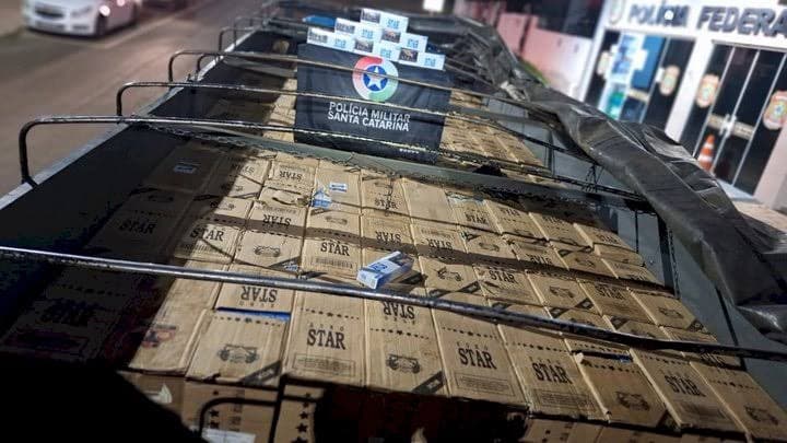 Caminhão com 109 mil maços de cigarros contrabandeados é apreendido no Oeste de SC