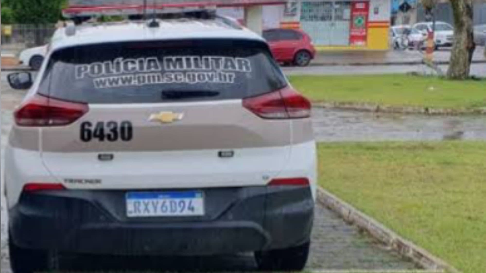 Homem é flagrado se masturbando em frente a loja em Tijucas: “só trabalham mulheres aqui!”