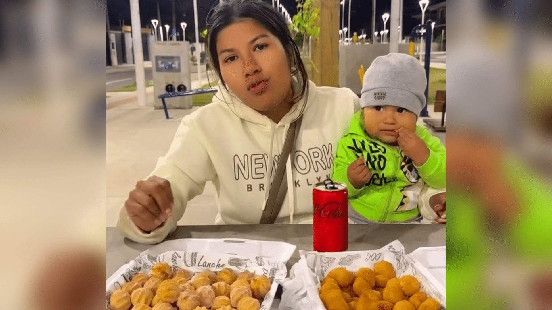 Família transforma noite fria em momento especial em praça pública