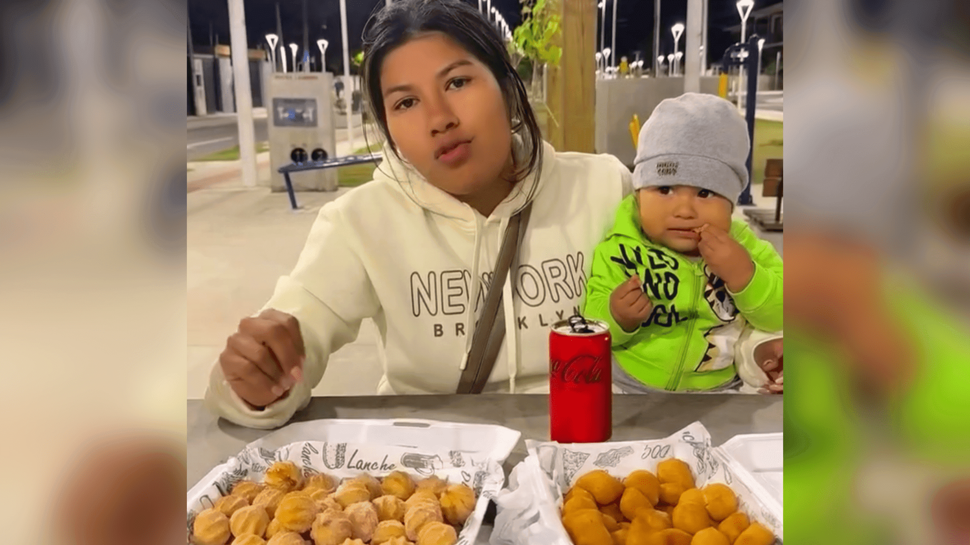 Família transforma noite fria em momento especial em praça pública