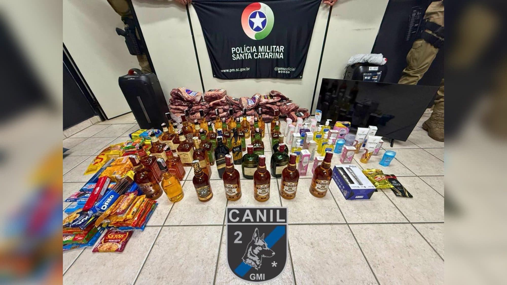 Dupla é presa com R$ 10 mil em carnes e eletrônicos furtados de supermercados em Itapema