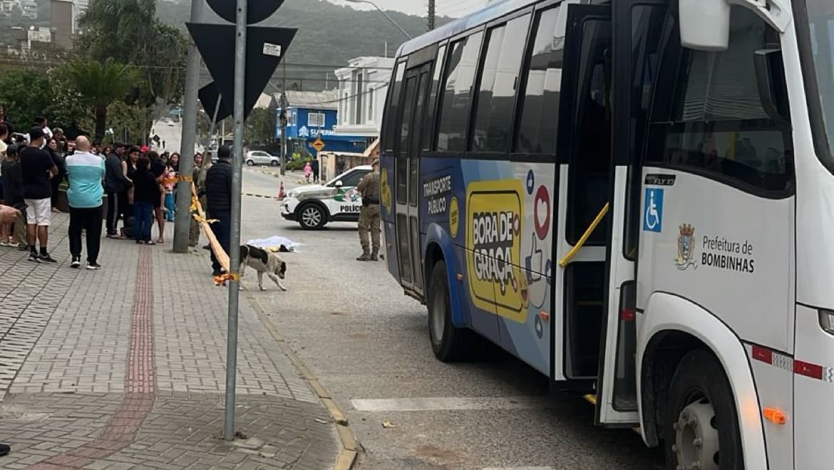 Mulher morre atropelada por microônibus da prefeitura em Bombinhas