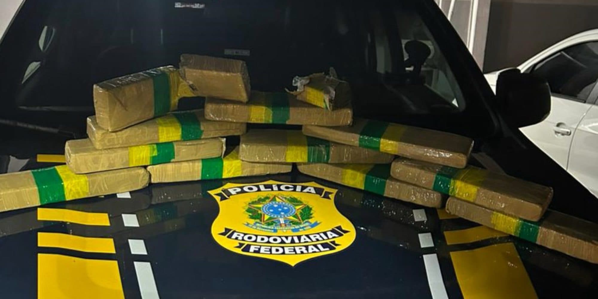 Fuga de 24 km na BR-101 termina com carro destruído e 11 kg de maconha apreendidos em SC