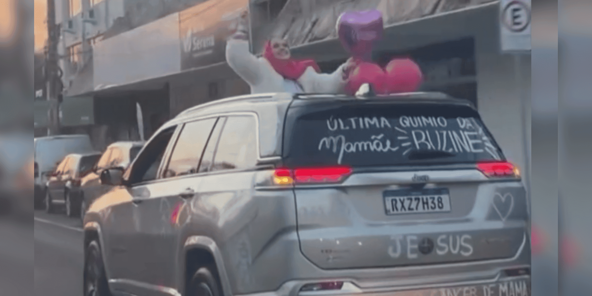 Filho faz supresa e mãe comemora última quimioterapia em SC