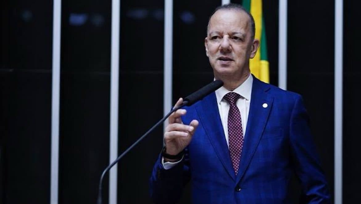 Deputado de SC vota junto com o PT e ajuda a enfraquecer a oposição na Câmara