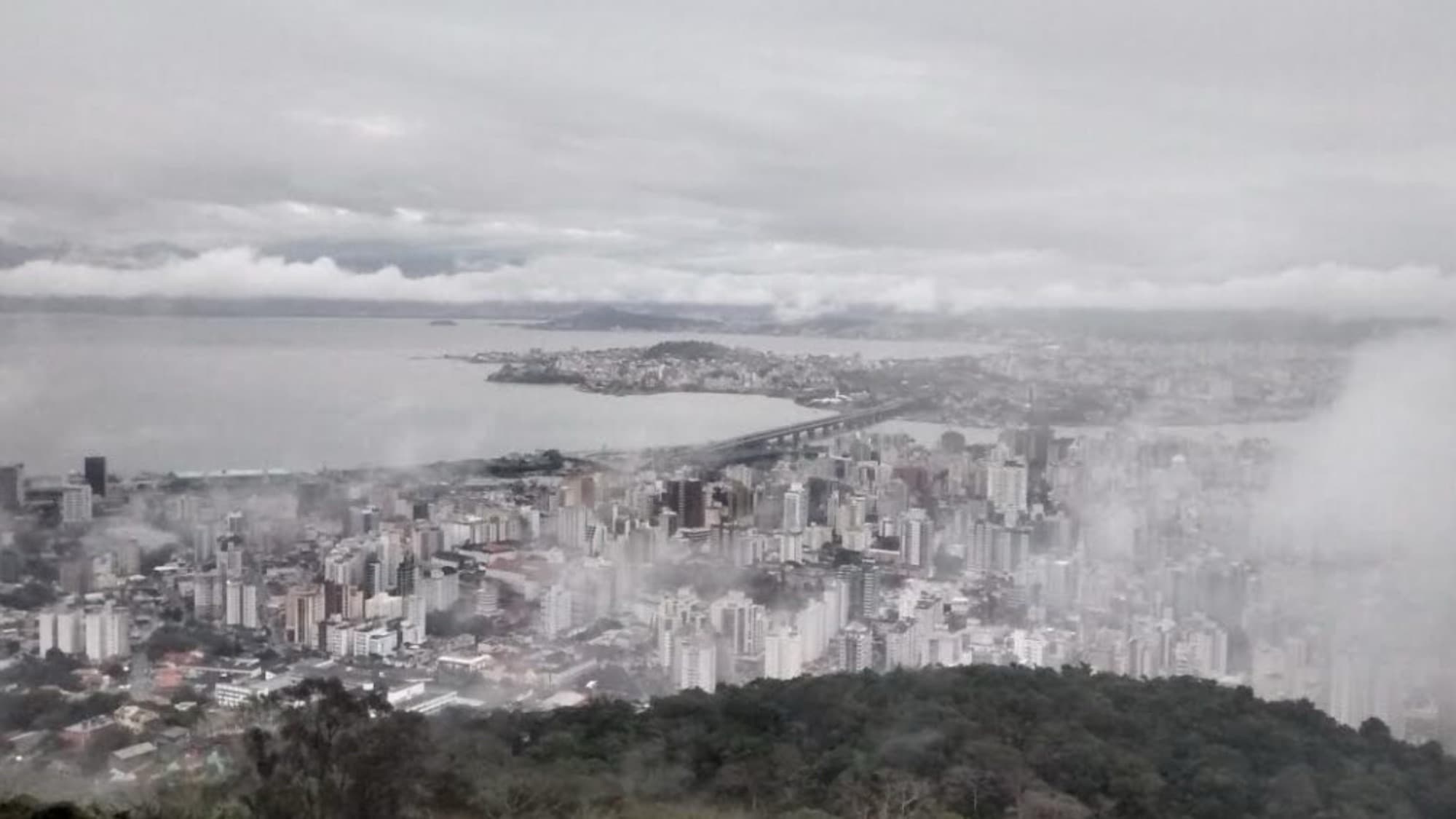 Frente fria provoca queda rápida de temperatura e rajadas de vento em Florianópolis