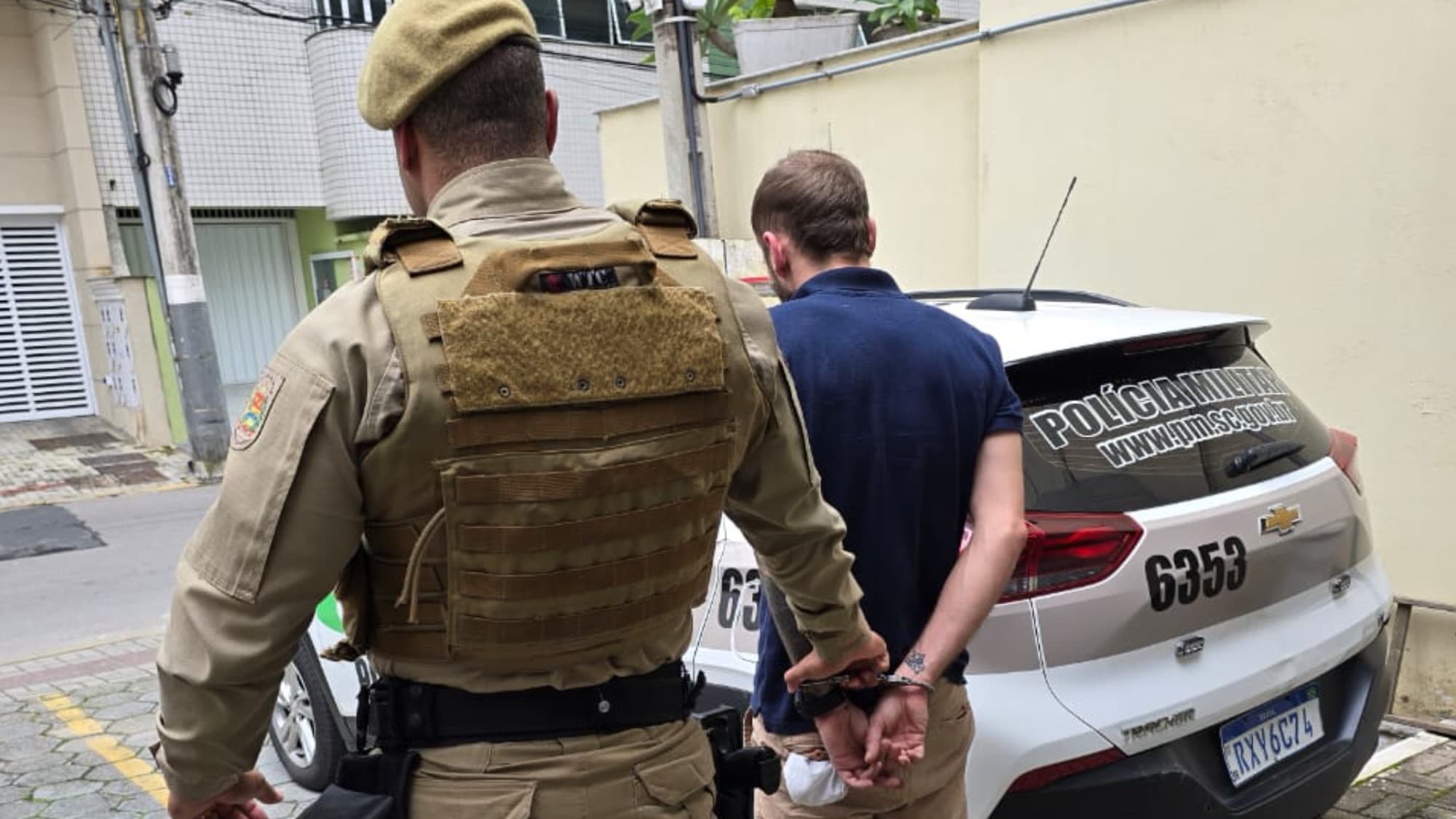 Carro é abordado “recheado” de drogas e motorista acaba preso em Tijucas