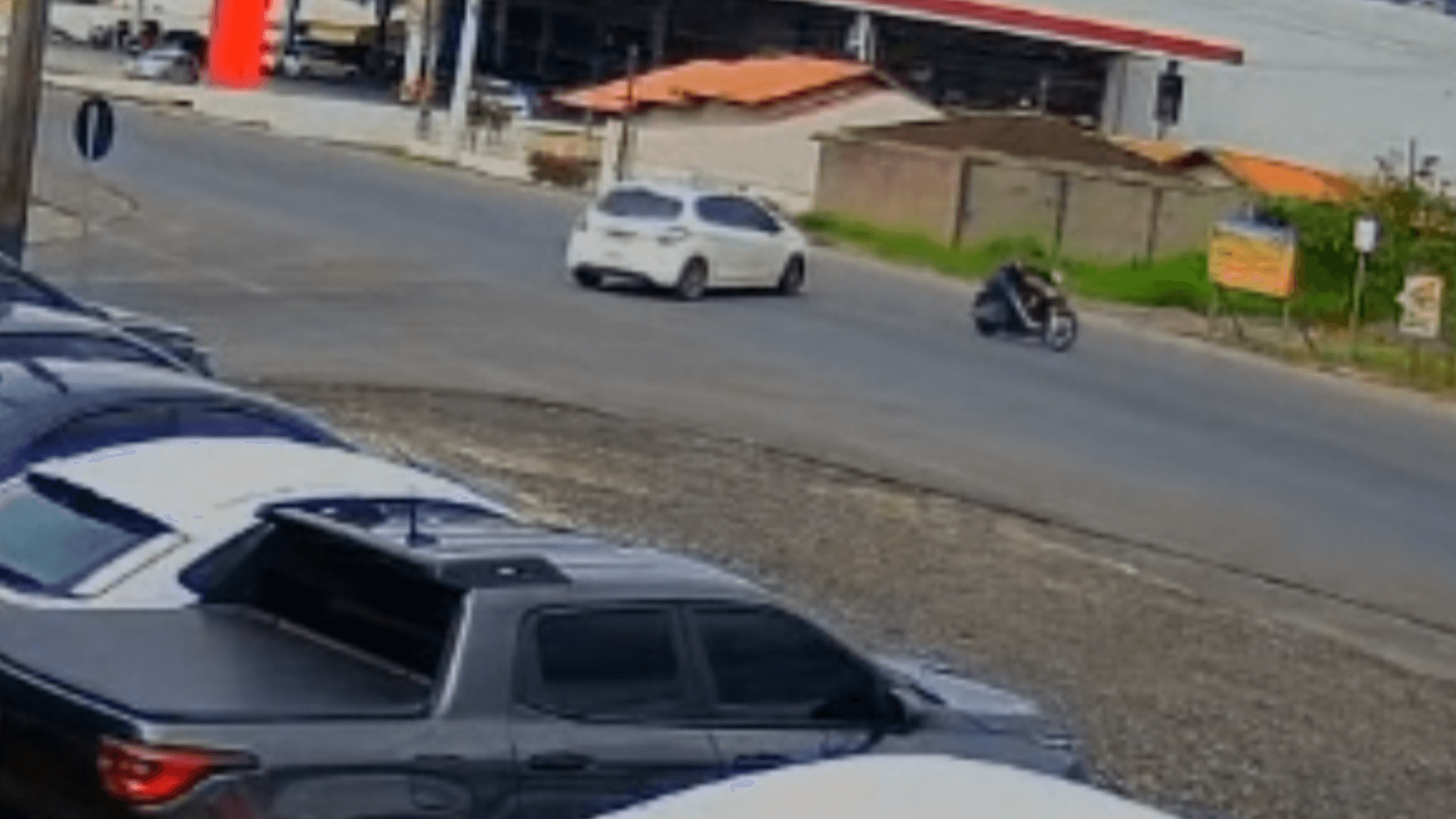 Câmeras registram momento de acidente entre carro e moto na SC-410 em Canelinha