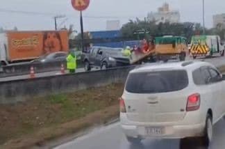 Capotamento interrompe faixa da BR-101 em Biguaçu e deixa motoristas em alerta