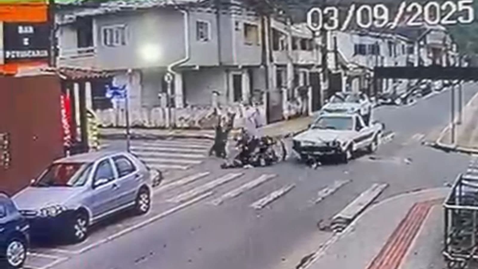 Motociclista e garupa “voam” após grave acidente em Balneário Camboriú