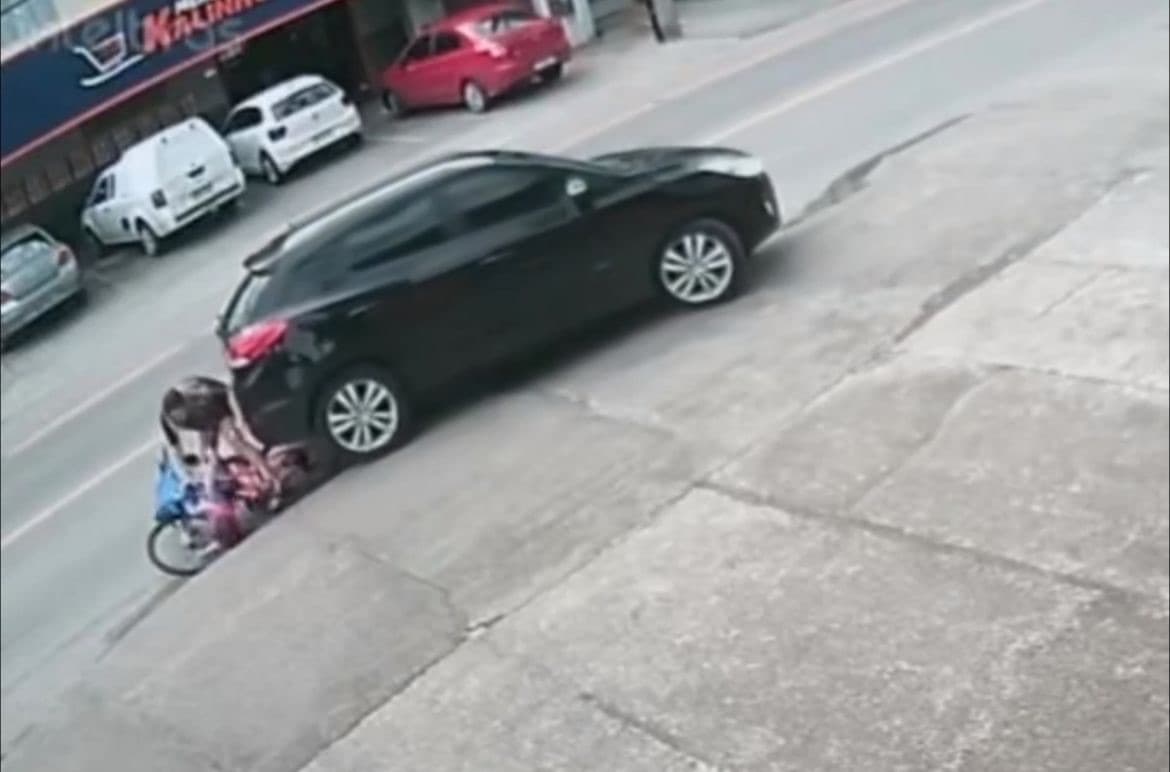 Motorista não vê bicicleta durante manobra e atropela mulher e criança em SC