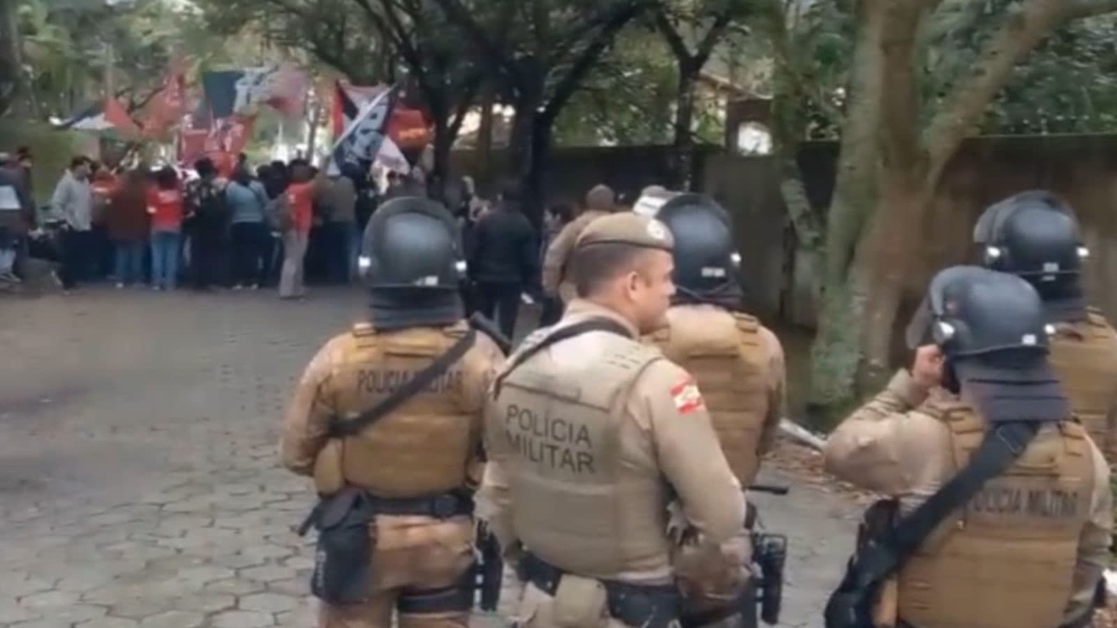 PMSC expulsa comunistas e acaba com invasão de prédio em Itajaí
