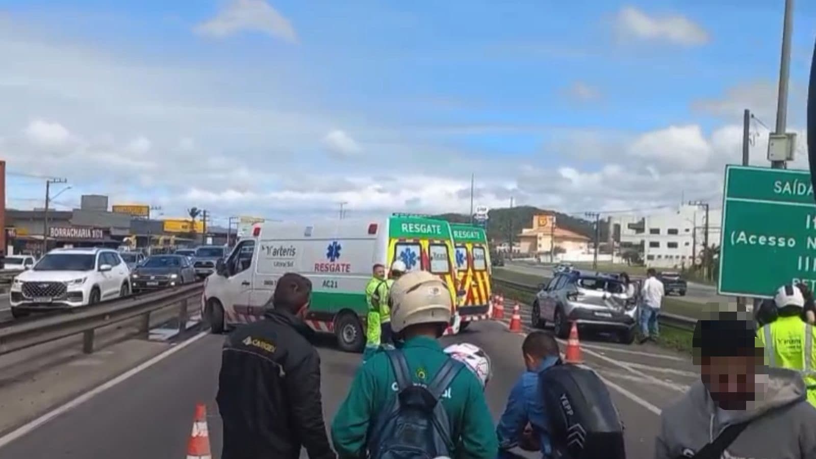 Motoboy fica gravemente ferido em acidente com carro na BR-101 em Itajaí
