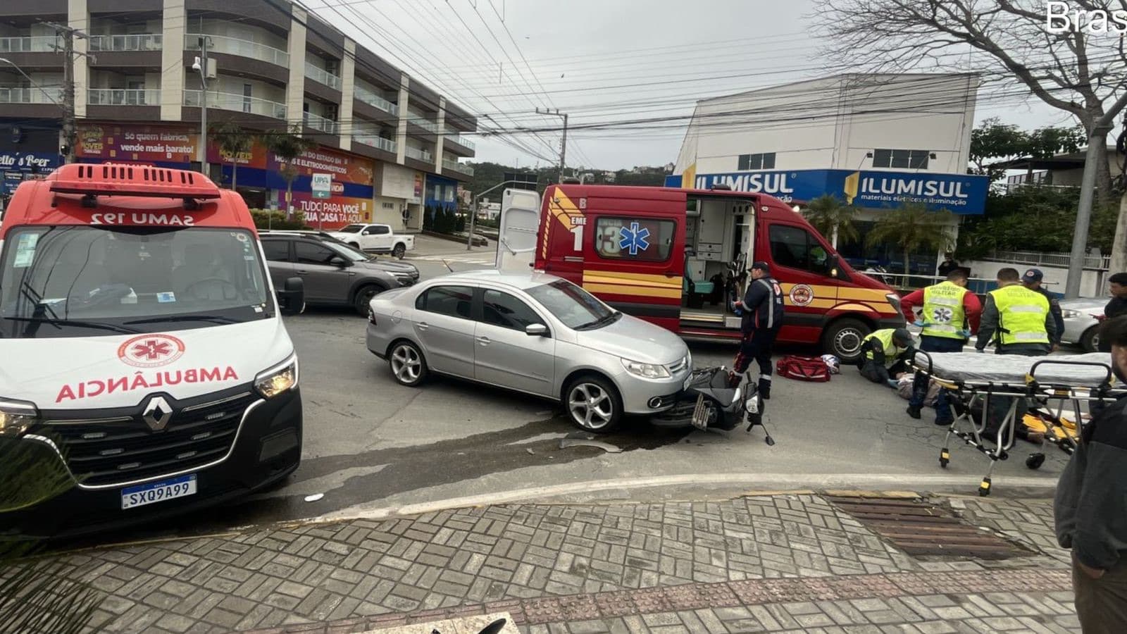 Acidente entre carro e moto deixa motociclista ferido em Bombinhas