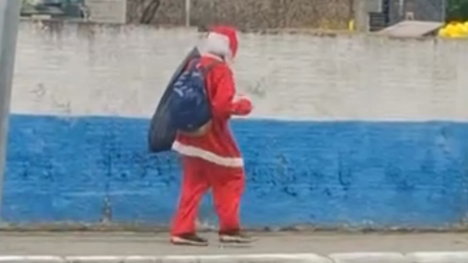 “Aquecendo”: Papai Noel faz bico em cidade catarinense em pleno setembro