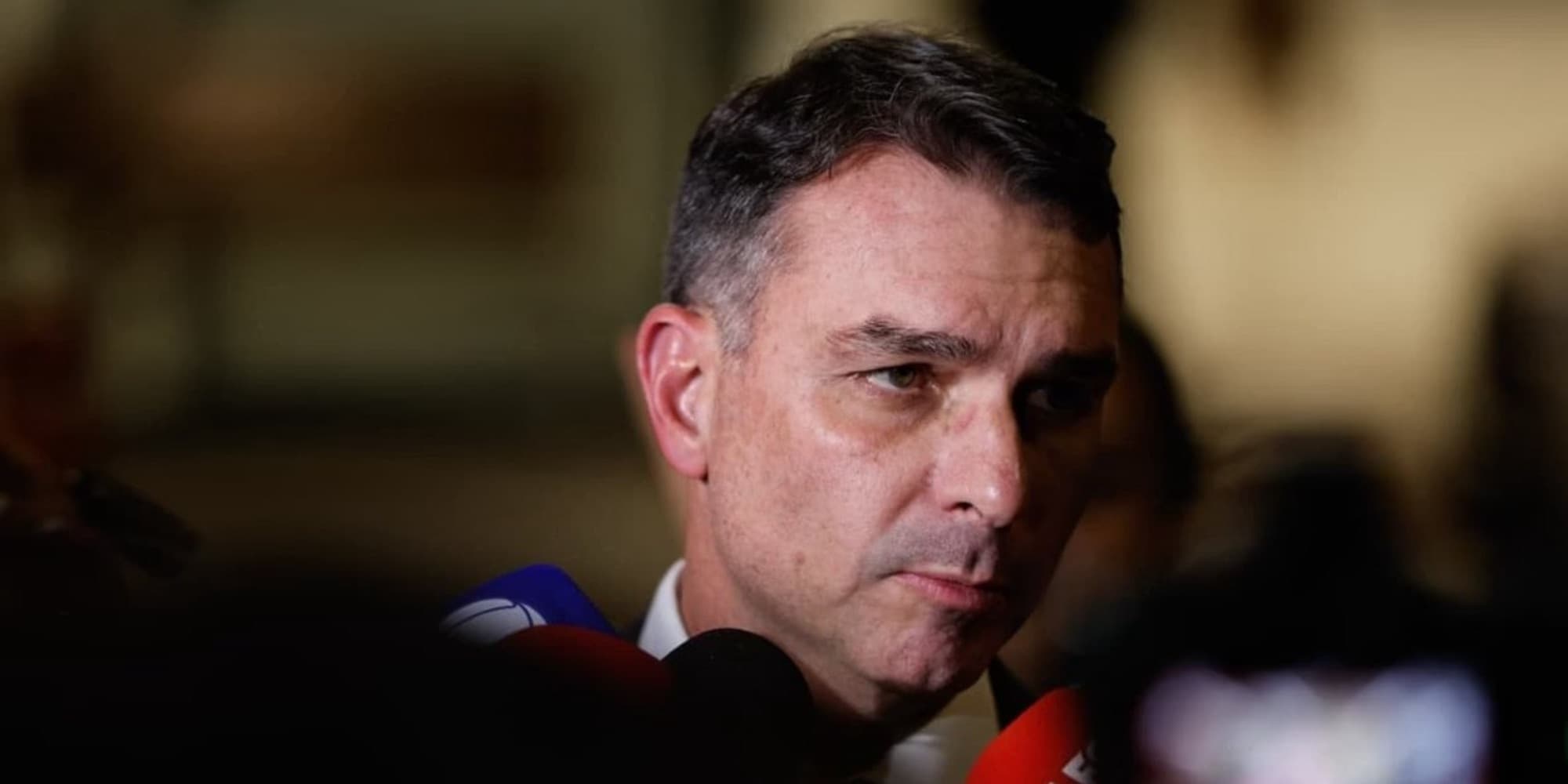 Flavio Bolsonaro afirma que ex-presidente teve falta e faz pedido a Moraes: “tô pedindo pro terrorista dar a trégua”