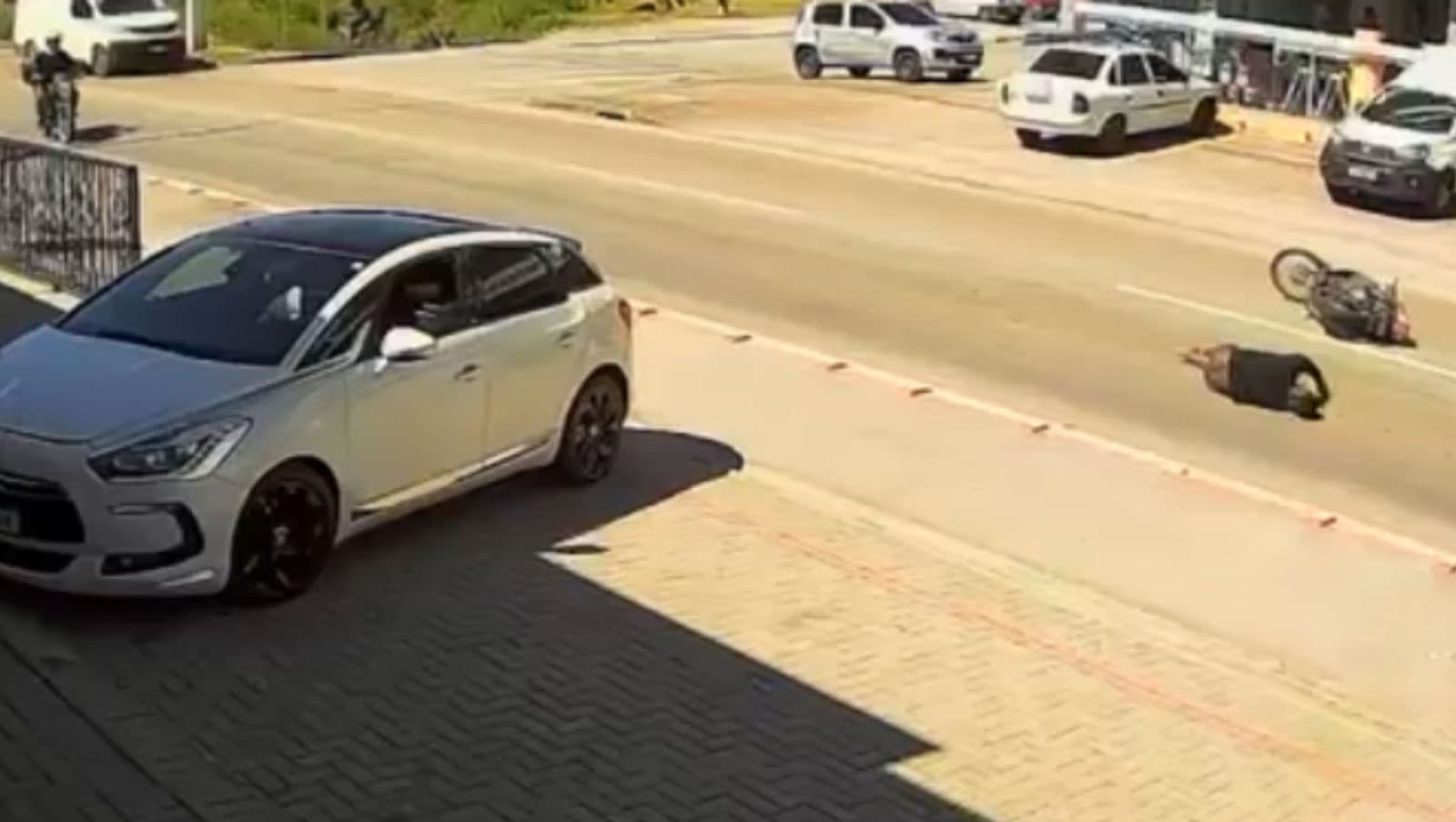 Motociclista “rampa” em lombada e arrasta o rosto no asfalto em Tijucas; VEJA VÍDEO