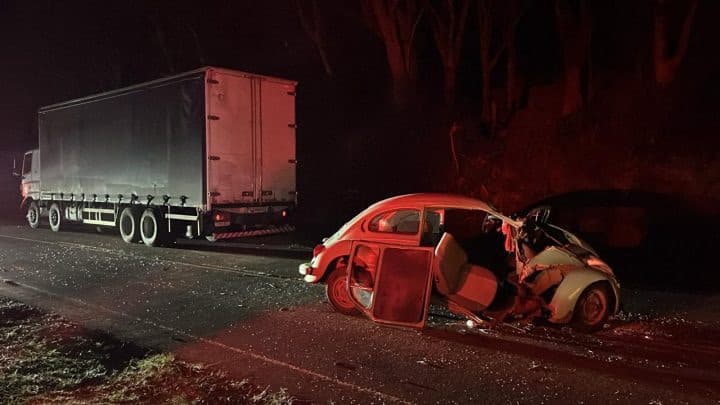 Idoso de 72 anos morre após grave acidente entre Fusca e caminhão na SC-305
